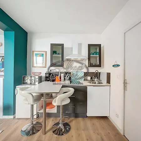 2 Personnes Vue Pieds Dans L'eau A Cavaliere